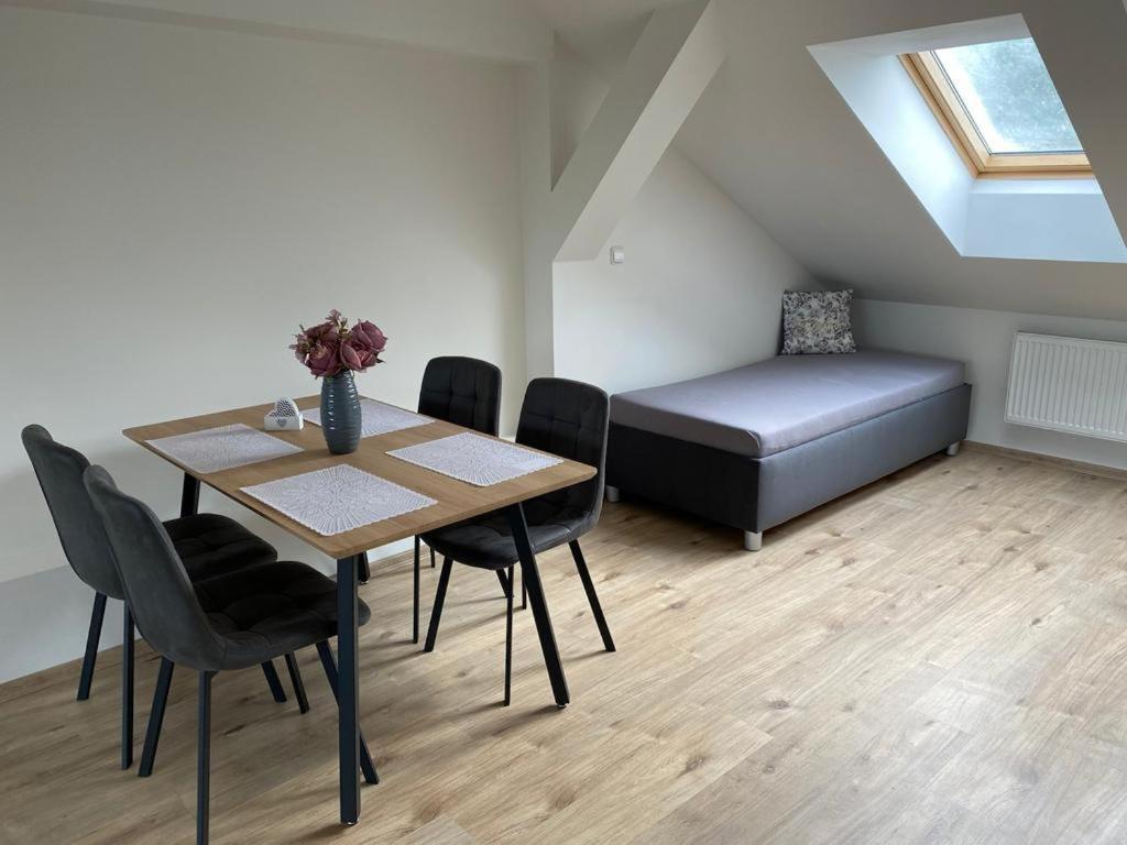 Cerny Tulipan - Apartman 5 Plzen Bagian luar foto