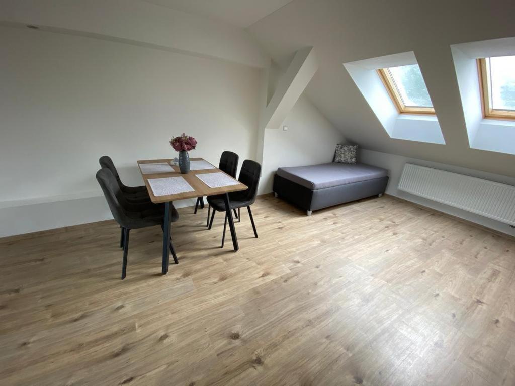 Cerny Tulipan - Apartman 5 Plzen Bagian luar foto